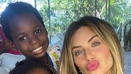 Giovanna Ewbank baba pelo filho, Bless, após sessão de fotos: ''Meu príncipe é muito charmoso'' - Instagram