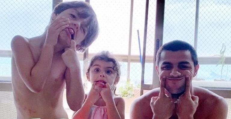 Felipe Simas posa acompanhado da mulher e dos filhos mais velhos - Reprodução/Instagram