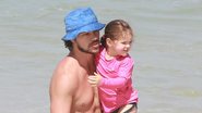 José Loreto curte dia de sol com a filha na praia - Dilson Silva/AgNews