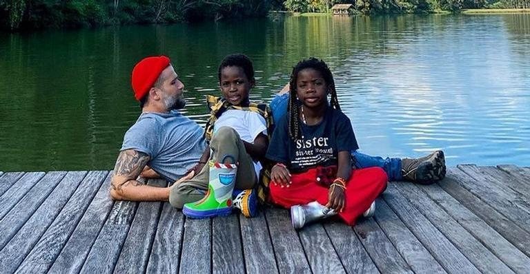 Aproveitando o feriado, Bruno Gagliasso brinca com os filhos, Titi e Bless: ''Dia de rolê radical'' - Instagram