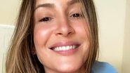 Claudia Leitte posa em frente ao espelho e brinca: ''Nem parece que tá há 6 meses sem fazer unha'' - Instagram