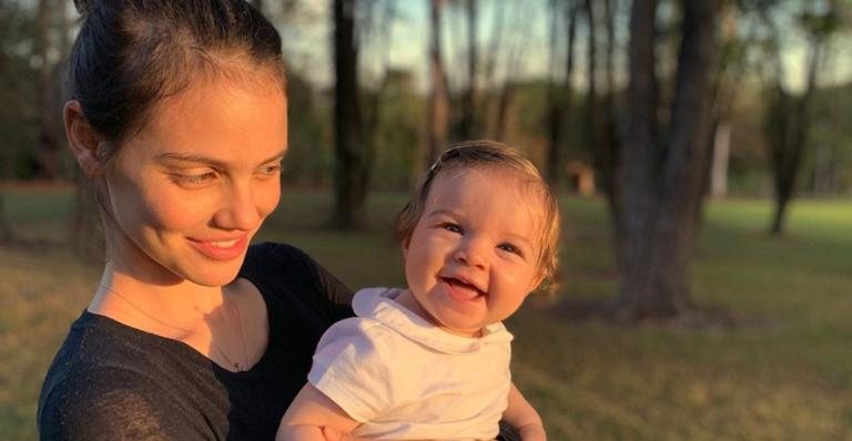 Laura Neiva compartilha flagra fofíssimo de Chay Suede tocando violão para a filha, Maria - Reprodução/Instagram