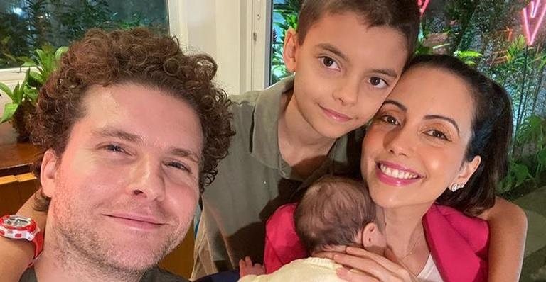 Thiago Fragoso posa agarradinho com os filhos - Reprodução/Instagram