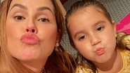 Deborah Secco surge no maior chamego com a filha, Maria Flor: ''Nosso dia de folga'' - Instagram