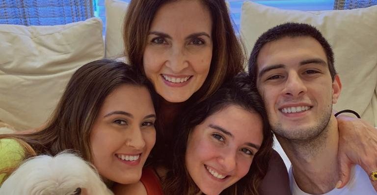 Beatriz Bonemer escreve declaração fofa ao compartilhar registro da celebração do aniversário de sua mãe, Fátima Bernardes - Reprodução/Instagram