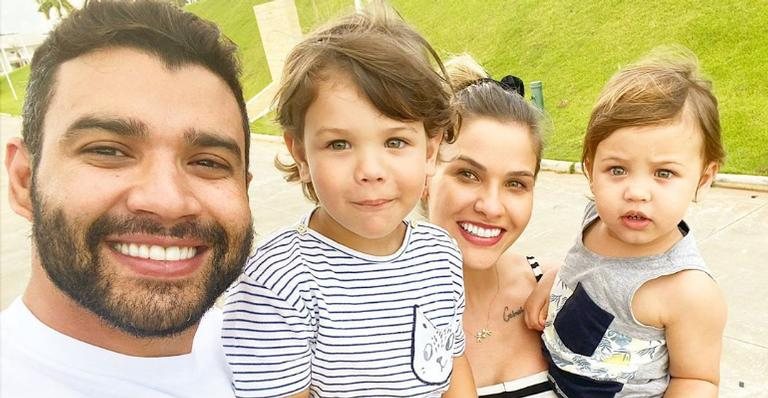 Andressa Suita encanta a web ao surgir agarradinha ao filho caçula, Samuel - Reprodução/Instagram