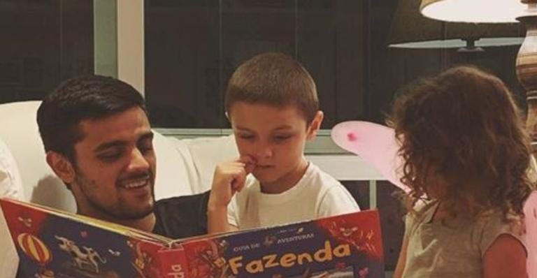 Felipe Simas emociona ao relatar um dos mais importantes aprendizados trazidos por seus filhos - Reprodução/Instagram