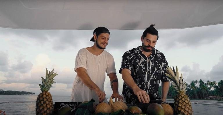 Alok e Bhaskar gravam set de música na Praia de Carneiros - Agência Yotto