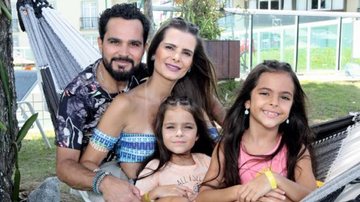 Luciano Camargo ganha bolo da esposa e da filha e se declara - Ricardo Leal