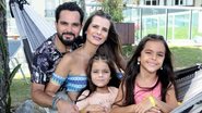 Luciano Camargo ganha bolo da esposa e da filha e se declara - Ricardo Leal