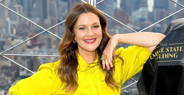 Drew Barrymore surpreende e doa R$ 54 mil para bombeira que perdeu casa em incêndio nos EUA - Getty Images