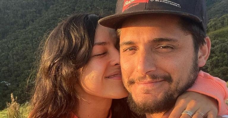 Bruno Gissoni esbanja amor e carinho ao posar com sua mulher, Yanna Lavigne - Reprodução/Instagram