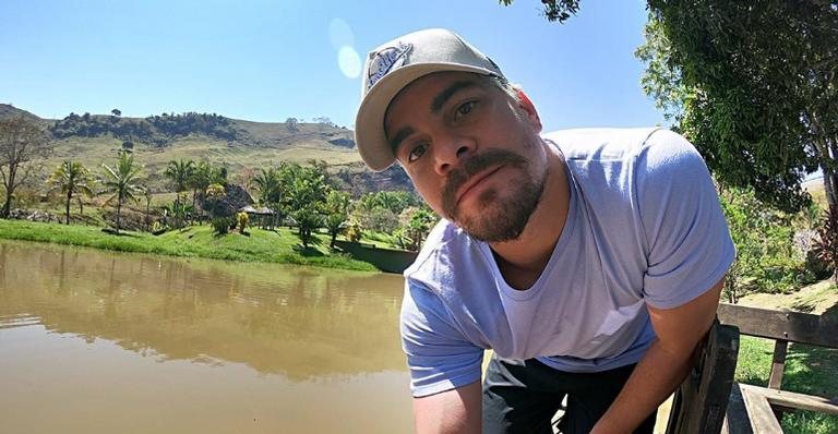 Thiago Martins eleva a temperatura ao posar descamisado curtindo banho de mangueira - Reprodução/Instagram