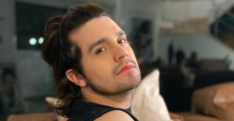 Luan Santana chama atenção da web ao posar de toalha a beira da piscina - Reprodução/Instagram