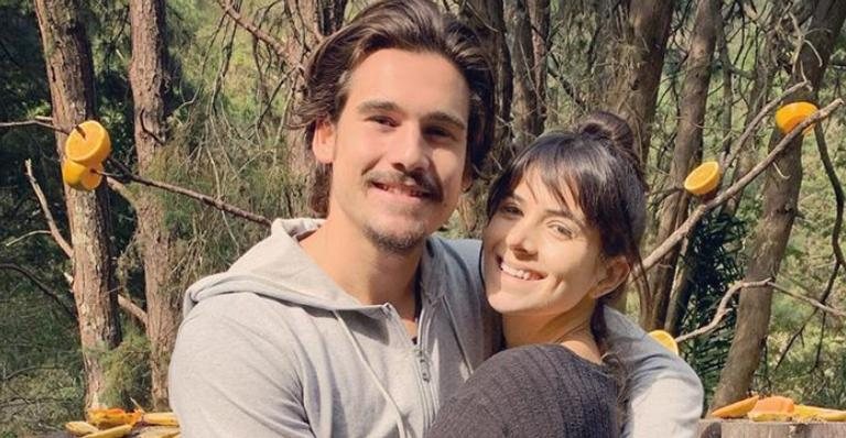 Nicolas Prattes e Bruna Blaschek posam sorridentes em meio à natureza - Reprodução/Instagram