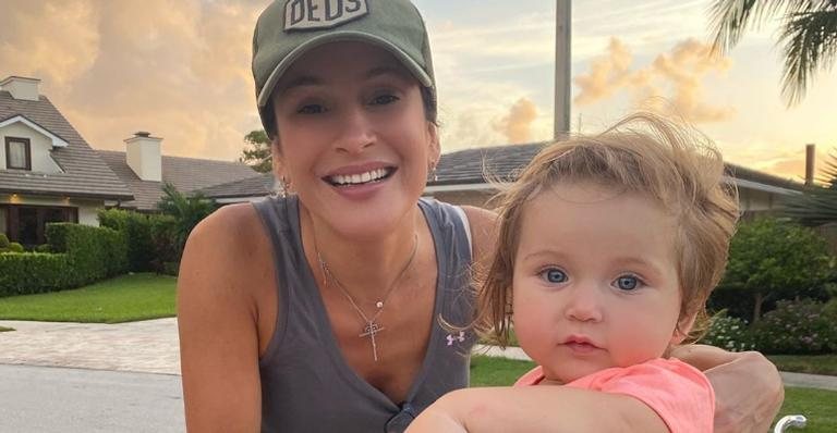 Claudia Leitte encanta a web ao mostrar passeio de bicicleta com a filha Bella - Reprodução/Instagram