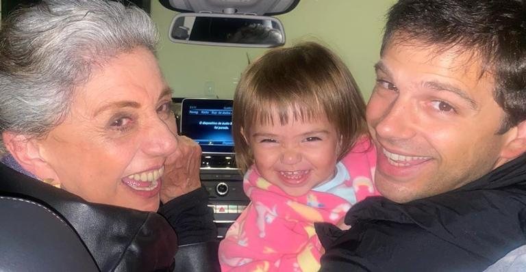 Duda Nagle e sua mãe, Leda surgem sorridentes ao posarem com a pequena Zoe - Reprodução/Instagram