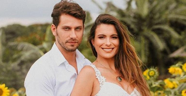 Kamilla Salgado e Elieser Ambrosio posam sorridentes com o filho recém-nascido - Nadielly Santos