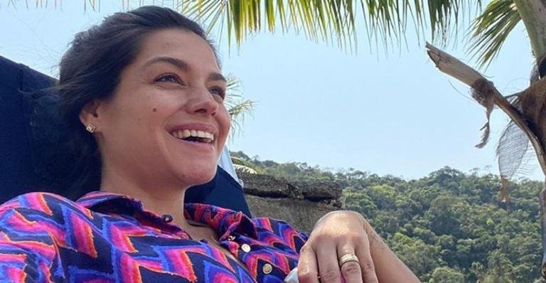 Thais Fersoza surge sorridente ao aproveitar a manhã na área externa de sua casa - Reprodução/Instagram