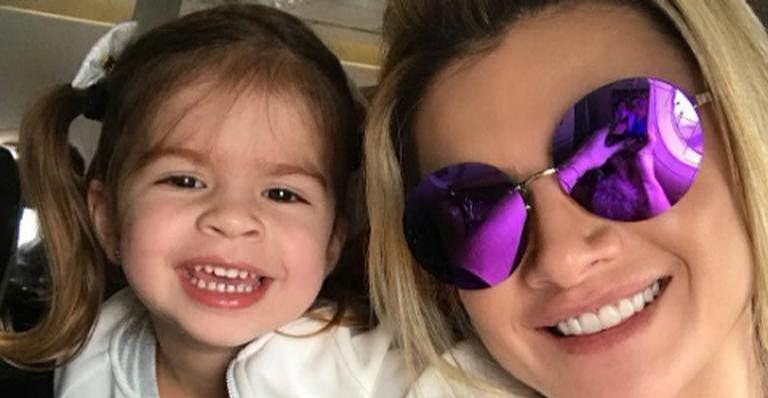 Na piscina, Mirella Santos posa com Valentina e encanta web - Reprodução/Instagram