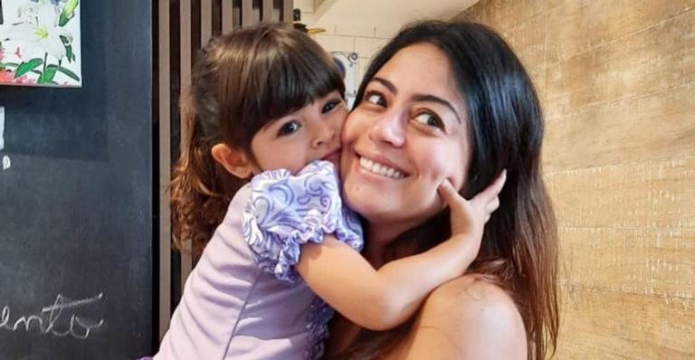 Carol Castro posa sorridente na companhia de sua filha, Nina - Reprodução/Instagram