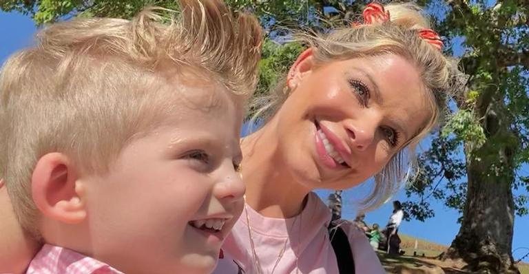 Karina Bacchi cuida de horta ao lado do filho, Enrico: ''Bom dia'' - Instagram