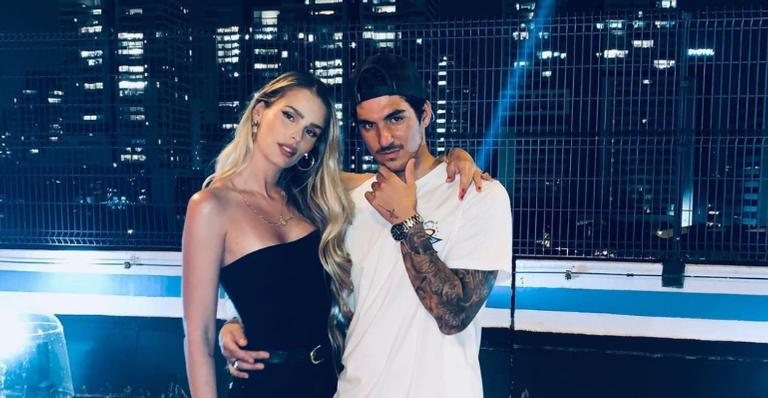 Gabriel Medina e Yasmin Brunet surgem sorridentes ao curtirem dia na praia - Reprodução/Instagram