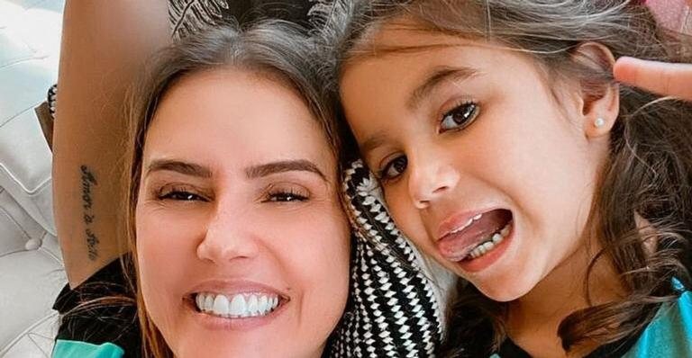 Deborah Secco surge dançando de biquíni com Maria Flor - Reprodução/Instagram