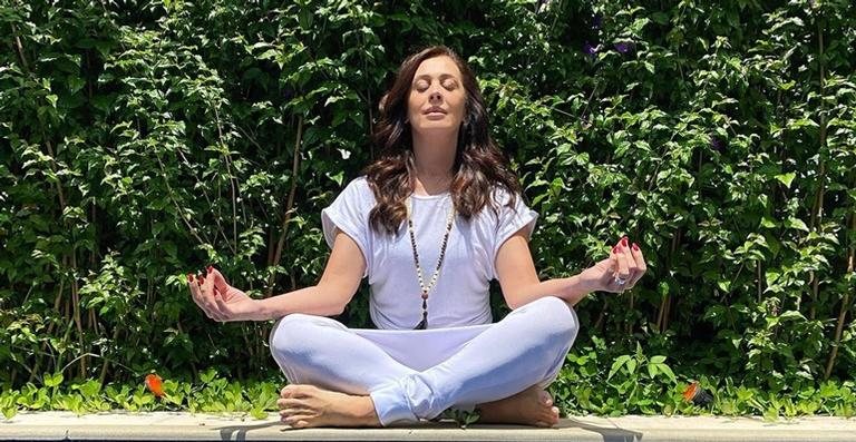 Claudia Raia posta clique meditando nas redes sociais - Reprodução/Instagram