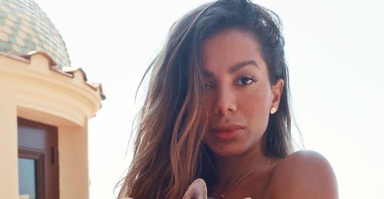 Anitta surge deslumbrante em look super sensual deixando seio a mostra - Instagram