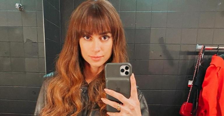 Thaila Ayala faz linda reflexão ao posar em com flores - Reprodução/Instagram