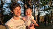 Chay Suede surge em clique encantador com a filha, Maria - Reprodução/Instagram