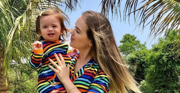 Thaeme Mariôto posa para a câmera com a filha e encanta web - Reprodução/Instagram