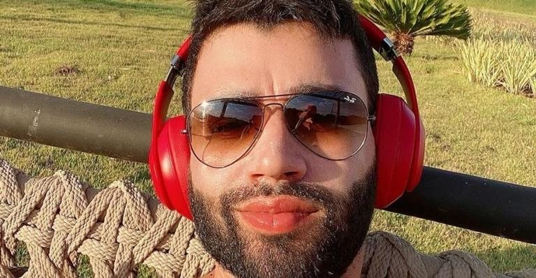 Gusttavo Lima posa pensativo dentro de jatinho - Reprodução/Instagram