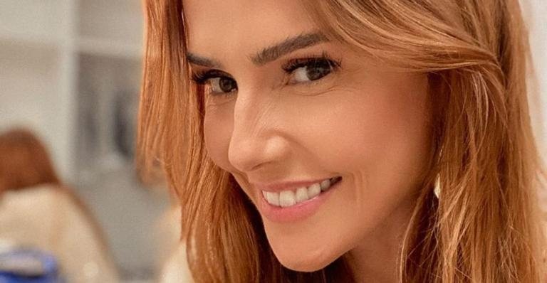 Deborah Secco posa no camarim antes de iniciar a caracterização de sua personagem em 'Salve-se Quem Puder' - Reprodução/Instagram