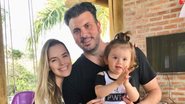 Thaeme Mariôto encanta web ao posar coladinha em sua família - Reprodução/Instagram