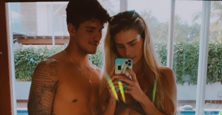 Gabriel Medina clique na praia ao lado de Yasmin Brunet - Reprodução/Instagram