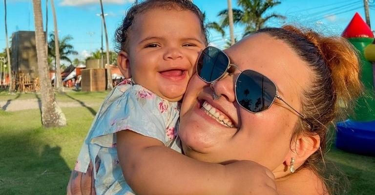 Thais Carla surge sorridente ao lado da filha caçula, Eva - Reprodução/Instagram