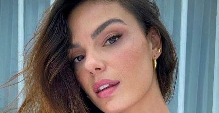 Isis Valverde empina o bumbum com calcinha fio dental - Reprodução/Instagram