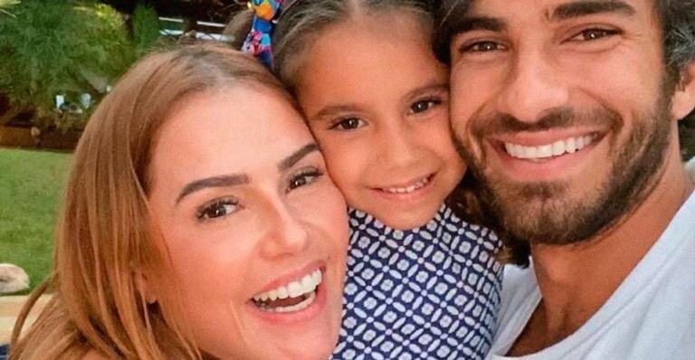 Deborah Secco derrete corações ao compartilhar clique adorável de sua linda família - Reprodução/Instagram