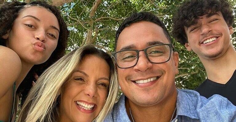 Carla Perez e Xanddy com os filhos - Reprodução/Instagram