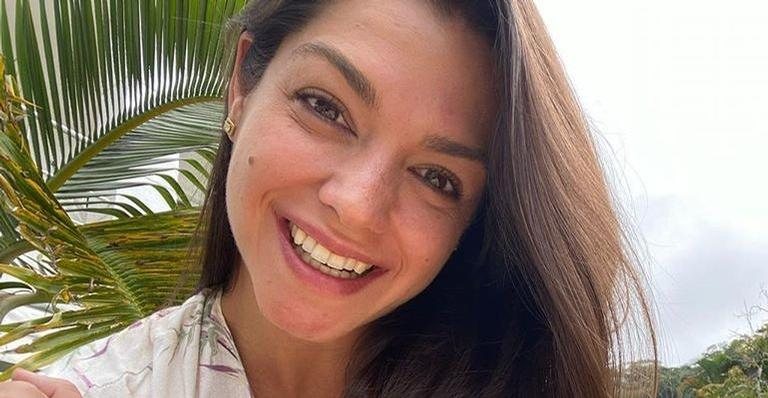 Thais Fersoza surge sorridente em clique na piscina - Reprodução/Instagram