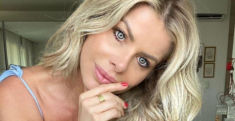 Karina Bacchi impressiona com vestido dourado - Reprodução/Instagram