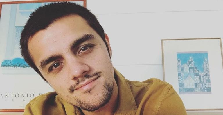 Felipe Simas posa sorridente ao lado dos três filhos - Reprodução/Instagram