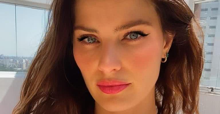 Isabeli Fontana empina o bumbum com maiô fio dental - Reprodução/Instagram