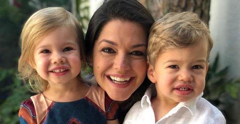 Thais Fersoza posa com os filhos em frente ao mar - Reprodução/Instagram