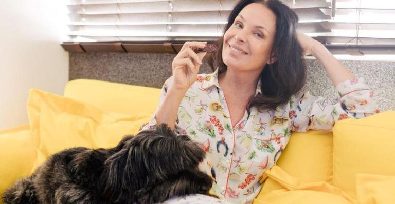 Carolina Ferraz posa coladinha com seu cãozinho - Reprodução/Instagram