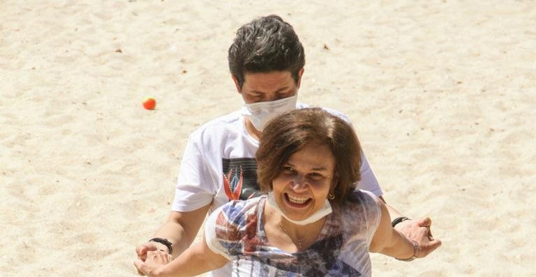 Claudia Rodrigues é flagrada se exercitando na praia - Daniel Delmiro / AgNews