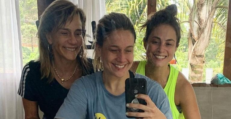 Fernanda Gentil se declara ao posar com sua mãe e esposa - Reprodução/Instagram