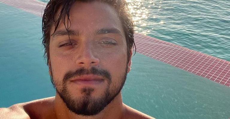 Rodrigo Simas derrete corações ao posar para lindo registro em seu camarim - Reprodução/Instagram